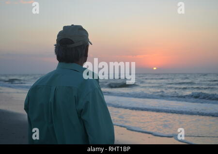 Mann beobachten Sonnenaufgang auf U, S. Ostküste Stockfoto