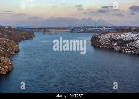 Blick auf Wasserkraftwerk Dam (größte Wasserkraftwerk am Dnipro River) und industriellen Bereich der Stadt Saporischschja, Ukraine Stockfoto