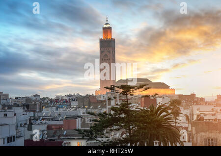 Die Hassan-II.-Moschee in der Nacht in Casablanca, Marokko. Ist die grösste Moschee in Marokko und eines der Schönsten. Antenne Sonnenuntergang geschossen Stockfoto