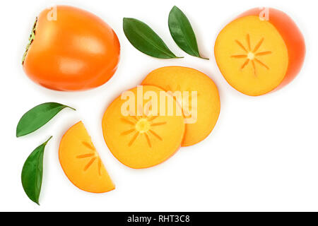 Persimmon Scheibe mit Blättern auf weißem Hintergrund mit Kopie Platz für Ihren Text isoliert. Ansicht von oben. Flach Muster Stockfoto