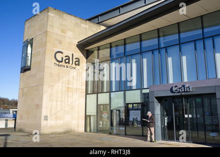 Ein Mann liest das Programm außerhalb Gla Theater und Kino in Durham City - Farbe. Stockfoto