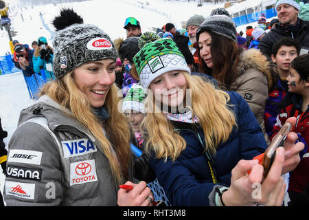 KILLINGTON, USA - 25. NOVEMBER: Mikaela Shiffrin Unterzeichnung Postkarten für Menschen und Fans während der Audi FIS Alpine Ski World Cup Damen Riesenslalom. Stockfoto