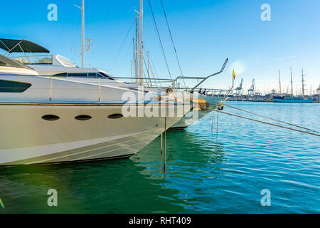 Die Yacht geschmückt. Yachthafen. Stockfoto