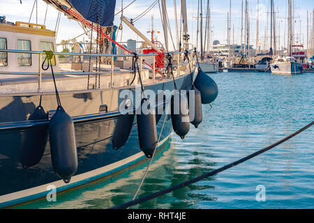 Die Yacht geschmückt. Orange Rettungsring. Stockfoto