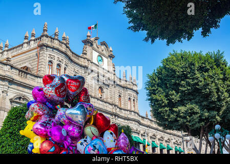 PUEBLA, MEXIKO - 1. März: Luftballons für Verkauf vor dem Büro des Bürgermeisters in Puebla, Mexiko, die am 1. März 2017 Stockfoto