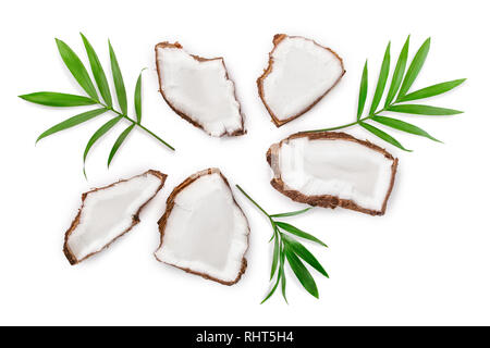 Stück Kokosnuss mit Blätter auf weißem Hintergrund. Ansicht von oben. Flach Stockfoto