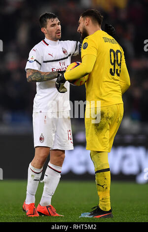 Alessio als Romagnoli grüßt Gianluigi Donnarumma des AC Mailand in der Serie A 2018/2019 Fußballspiel zwischen AS Roma und AC Mailand im stadio Ol Stockfoto