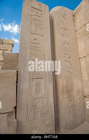 Hieroglypic Schnitzereien an der Wall Spalten an der alten ägyptischen Tempel von Karnak in Luxor Stockfoto
