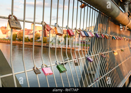 Regensburg, Deutschland - 26 Juli, 2018: Viele Schlösser der Brücke der Liebhaber auf der Donau. Eiserner Steg Bridge. Beliebte Reiseziele Stockfoto