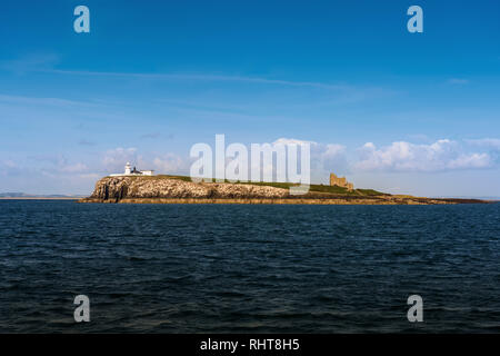 Leuchtturm & St. Cuthbert's Kapelle, Farne Islands, Northumberland, Großbritannien Stockfoto