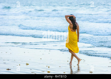 Frau zu Fuß am Strand bei Magdalena Grand Beach Resort auf der Insel Tobago, Trinidad und Tobago. Stockfoto