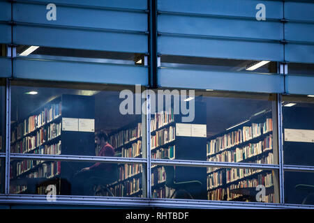 MONTREAL, KANADA - 6. NOVEMBER 2018: der Mann, der auf seinem Laptop in einem der Räume des Montrealer Bibliothek, auch "Bibliothèque et Archives natio Stockfoto