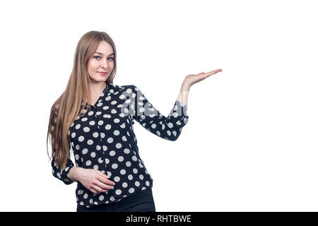 Business Frau in einer Polka Dot Shirt eine offene Hand auf die Seite, auf weißem Hintergrund Stockfoto