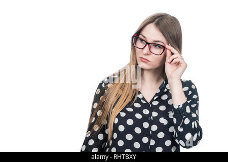 Schöne Geschäftsfrau in Polka Dot shirt ihre Brille Holding mit ihrer Hand auf weißem Hintergrund Stockfoto