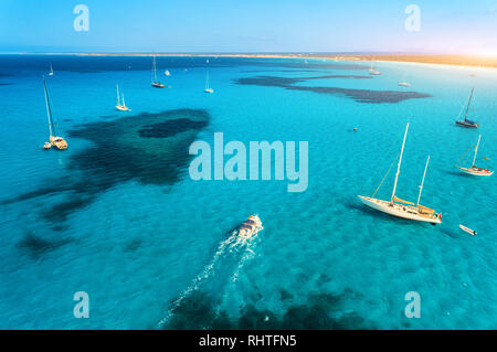 Luftaufnahme von Booten und Luxusyachten in transparenten Meer bei Sunny heller Tag. Sommer Seascape. Tropische Landschaft mit Blick auf die Lagune, Segelboote, azurblaues Wasser Stockfoto