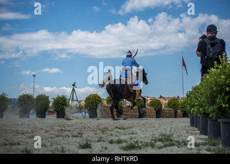 Osmanische Reiter in seiner ethnischen Kleidung auf seinem Pferd Reiten Stockfoto