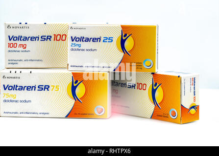 CHONBURI, Thailand - August 3, 2018: Voltaren 25 mg, 75 mg, 100 mg Diclofenac-natrium Produkt von Novartis. Von Novartis, die Türkei für Novatis hergestellt Stockfoto