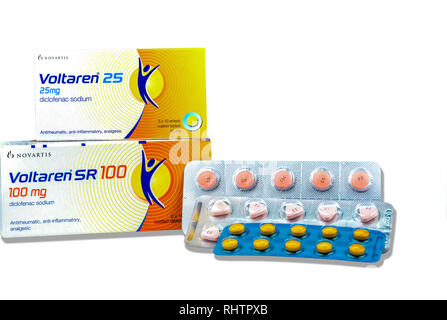 CHONBURI, Thailand - August 3, 2018: Voltaren 25 mg und 100 mg Diclofenac-natrium Produkt von Novartis. Von Novartis, die Türkei für Novatis Pha hergestellt Stockfoto