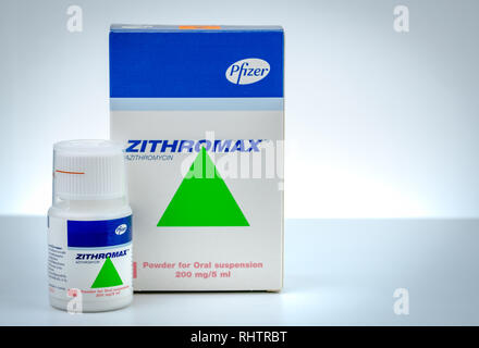 CHONBURI, Thailand - August 3, 2018: Zithromax Pulver zur Herstellung einer Suspension zum Einnehmen 200 mg/5 ml. Azithromycin Produkt von Pfizer. Durch Haupt Pharma Lat hergestellt Stockfoto