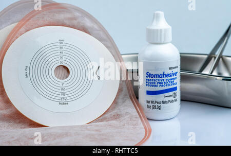 CHONBURI, THAILAND-3. AUGUST 2018 : Stomahesive Schutzpulver. Stomahesive Produkt von ConvaTec. Stoma Pflegeprodukte und ein Stück drainierbar. Stockfoto