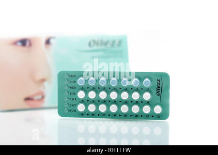 CHONBURI, Thailand - Oktober 11, 2018: Oilezz. 22 Hormone blaue und weiße Tabletten in Blistergurt auf unscharfen Hintergrund von Antibabypillen. Ora Stockfoto