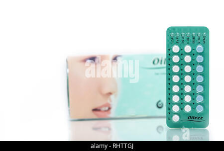 CHONBURI, Thailand - Oktober 11, 2018: Oilezz. 22 Hormone blaue und weiße Tabletten in Blistergurt auf unscharfen Hintergrund von Antibabypillen. Ora Stockfoto