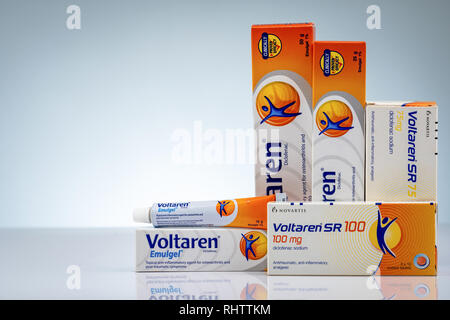 CHONBURI, Thailand - Oktober 11, 2018: Voltaren Emulgel und Voltaren Tabletten. 1% diclofenac Gel zur äußerlichen anti-entzündliche und Diclofenac sodium auf Stockfoto