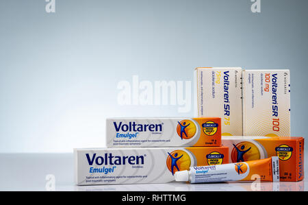 CHONBURI, Thailand - Oktober 11, 2018: Voltaren Emulgel und Voltaren Tabletten. 1% diclofenac Gel zur äußerlichen anti-entzündliche und Diclofenac sodium auf Stockfoto