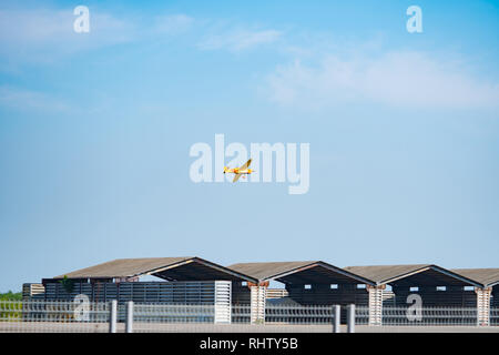 RAYONG, THAILAND - November 18, 2017: Steve's Tempel Flugzeug Nr. 45 "Quadnickel" Flugzeug Modell Cassutt III-M Fliegen über Hangar in Air Race 1 Wm Thai Stockfoto