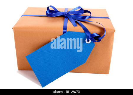 Einfachen braunen Papier Paket oder Paket, blau Geschenk Tag oder Etikett und Farbband auf weißem Hintergrund, Seitenansicht Stockfoto