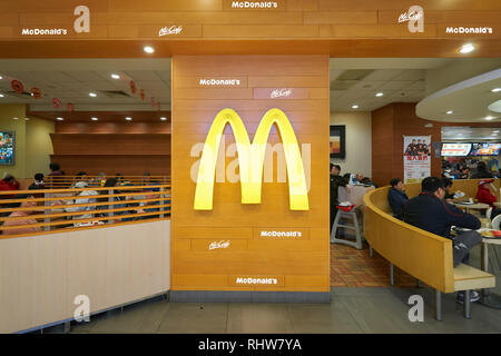 Hongkong - Januar 27, 2016: Einrichtung von McDonald's Restaurant. McDonald's in erster Linie verkauft Hamburger, Cheeseburger, Hähnchen, Pommes frites, Breakfas Stockfoto