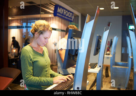 Singapur - November 03, 2015: Frau mit Computer am Changi Airport. Singapur Changi Airport ist die wichtigste zivile Flughafen für Singapur und ein Stockfoto