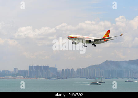 Hongkong - Juni 04, 2015: Hong Kong Airlines Flugzeug Landung am Flughafen Hong Kong. Hong Kong Airlines Ltd. ist eine in Hongkong ansässige Fluggesellschaft, mit der Kor Stockfoto