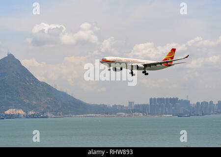 Hongkong - Juni 04, 2015: Hong Kong Airlines Flugzeug Landung am Flughafen Hong Kong. Hong Kong Airlines Ltd. ist eine in Hongkong ansässige Fluggesellschaft, mit der Kor Stockfoto