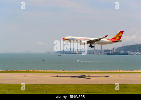 Hongkong - Juni 04, 2015: Hong Kong Airlines Flugzeug Landung am Flughafen Hong Kong. Hong Kong Airlines Ltd. ist eine in Hongkong ansässige Fluggesellschaft, mit der Kor Stockfoto