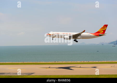 Hongkong - Juni 04, 2015: Hong Kong Airlines Flugzeug Landung am Flughafen Hong Kong. Hong Kong Airlines Ltd. ist eine in Hongkong ansässige Fluggesellschaft, mit der Kor Stockfoto
