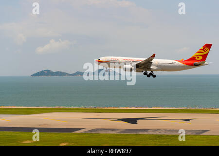Hongkong - Juni 04, 2015: Hong Kong Airlines Flugzeug Landung am Flughafen Hong Kong. Hong Kong Airlines Ltd. ist eine in Hongkong ansässige Fluggesellschaft, mit der Kor Stockfoto