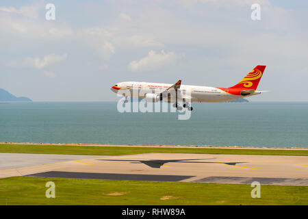 Hongkong - Juni 04, 2015: Hong Kong Airlines Flugzeug Landung am Flughafen Hong Kong. Hong Kong Airlines Ltd. ist eine in Hongkong ansässige Fluggesellschaft, mit der Kor Stockfoto