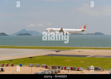 Hongkong - Juni 04, 2015: Dragonair Flugzeug Landung am Flughafen Hong Kong. Dragonair ist eine in Hongkong ansässige internationale Regionale Fluggesellschaft Stockfoto
