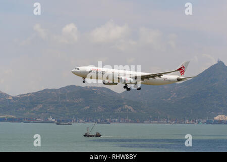 Hongkong - Juni 04, 2015: Dragonair Flugzeug Landung am Flughafen Hong Kong. Dragonair ist eine in Hongkong ansässige internationale Regionale Fluggesellschaft Stockfoto