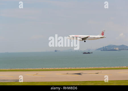 Hongkong - Juni 04, 2015: Dragonair Flugzeug Landung am Flughafen Hong Kong. Dragonair ist eine in Hongkong ansässige internationale Regionale Fluggesellschaft Stockfoto