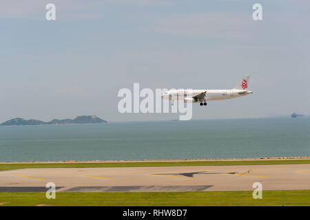 Hongkong - Juni 04, 2015: Dragonair Flugzeug Landung am Flughafen Hong Kong. Dragonair ist eine in Hongkong ansässige internationale Regionale Fluggesellschaft Stockfoto