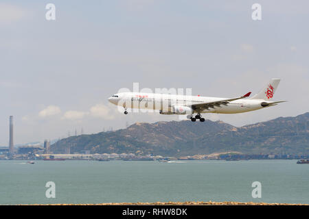 Hongkong - Juni 04, 2015: Dragonair Flugzeug Landung am Flughafen Hong Kong. Dragonair ist eine in Hongkong ansässige internationale Regionale Fluggesellschaft Stockfoto