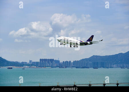 Hongkong - Juni 04, 2015: THAI Flugzeug Landung am Flughafen Hong Kong. Thai Airways International Public Company Limited, auch als Thai ist die Stockfoto