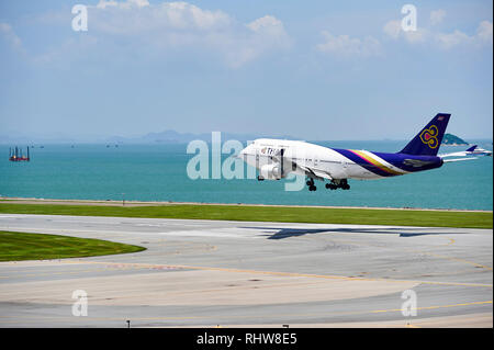 Hongkong - Juni 04, 2015: THAI Flugzeug Landung am Flughafen Hong Kong. Thai Airways International Public Company Limited, auch als Thai ist die Stockfoto