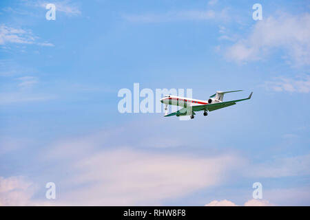 Hongkong - Juni 04, 2015: Die Gulfstream V Flugzeug Landung am Flughafen Hong Kong. Die Gulfstream V (oder G-V oder GV) ist ein Business Jet Flugzeuge produziert Stockfoto