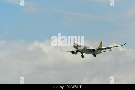 Hongkong - Juni 04, 2015: Hong Kong Airlines Flugzeug Landung am Flughafen Hong Kong. Hong Kong Airlines Ltd. ist eine in Hongkong ansässige Fluggesellschaft, mit der Kor Stockfoto