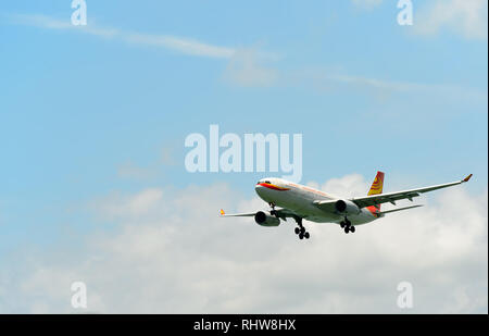 Hongkong - Juni 04, 2015: Hong Kong Airlines Flugzeug Landung am Flughafen Hong Kong. Hong Kong Airlines Ltd. ist eine in Hongkong ansässige Fluggesellschaft, mit der Kor Stockfoto