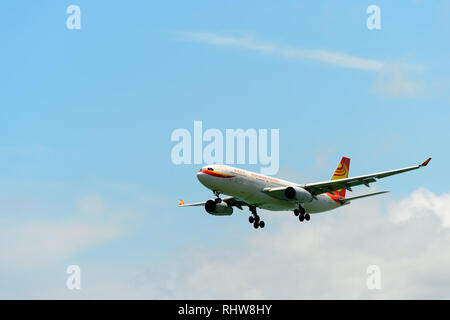 Hongkong - Juni 04, 2015: Hong Kong Airlines Flugzeug Landung am Flughafen Hong Kong. Hong Kong Airlines Ltd. ist eine in Hongkong ansässige Fluggesellschaft, mit der Kor Stockfoto