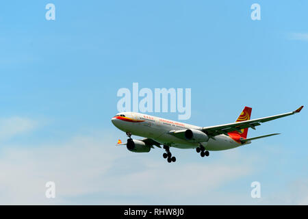 Hongkong - Juni 04, 2015: Hong Kong Airlines Flugzeug Landung am Flughafen Hong Kong. Hong Kong Airlines Ltd. ist eine in Hongkong ansässige Fluggesellschaft, mit der Kor Stockfoto